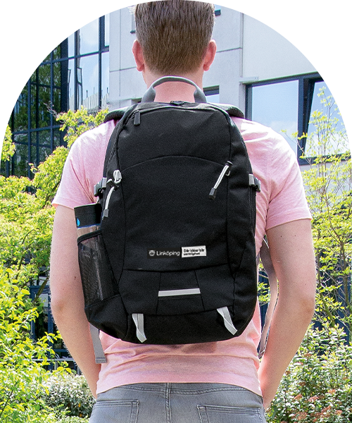 Svart ryggsäck med Linköpings logotyp i mitten