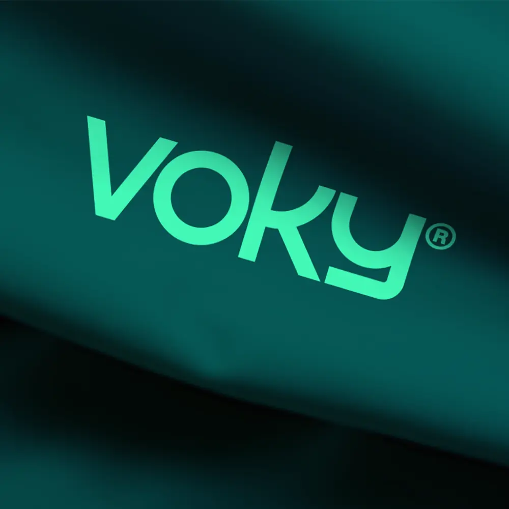 Voky-logga tryckt på mörkgrön textil